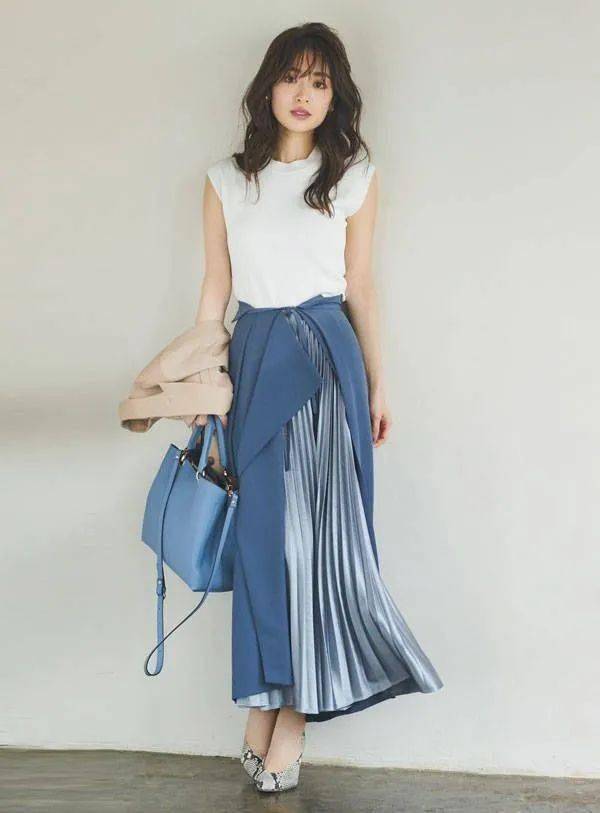 天熱了,襯衫可以收起來了,今年流行無袖衫 半裙,顯瘦還時(shí)髦